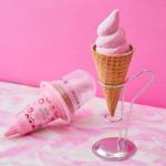 【2023年】ローソンMOICコラボ新作➁ 話題のSNS映えスイーツ「ウチカフェ MOIC ラズベリー＆ストロベリーワッフルコーン」が新発売！